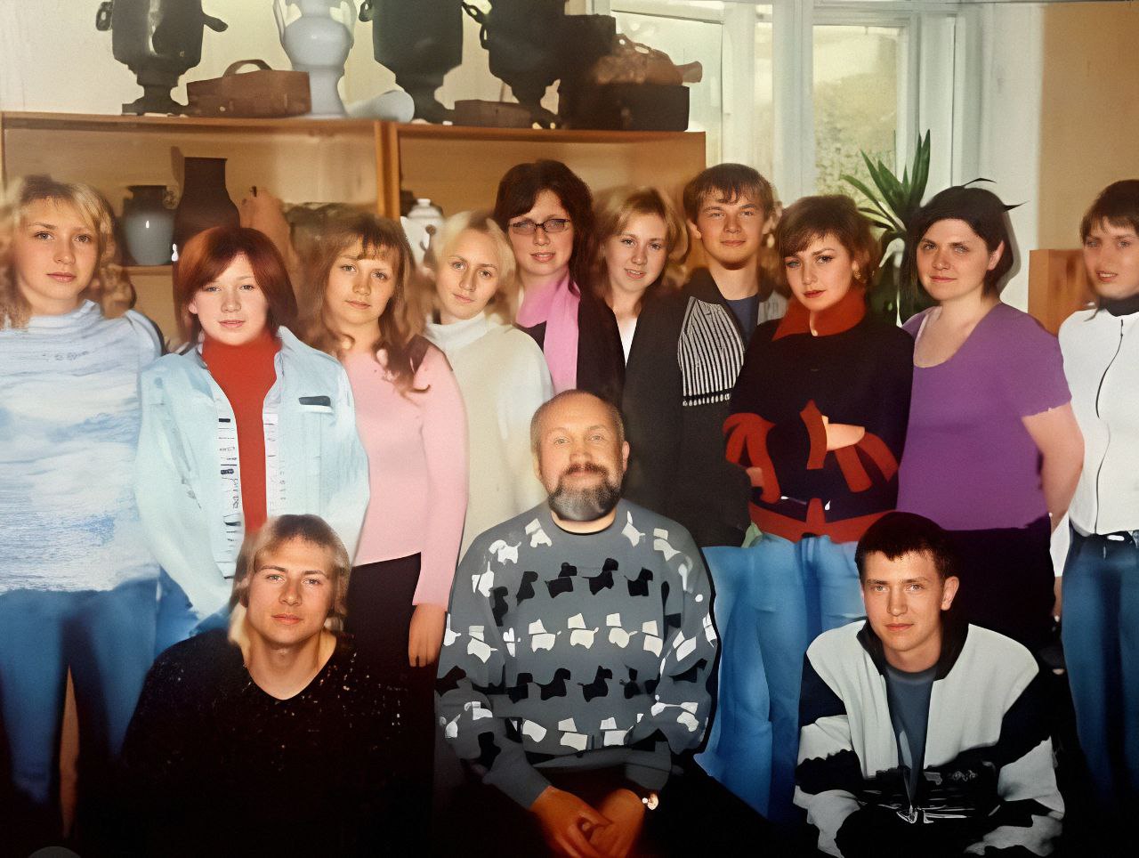 Художник Николай Дуброва сидит по центру, его ученица Данута стоит справа ( в красно-черном свитере)